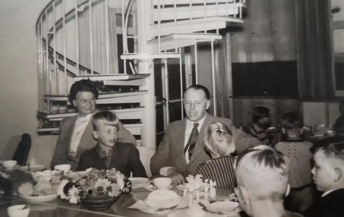 ein bild aus den anfaengen walter frey und seine frau kamen oft und gern zu kaffee und kuchen