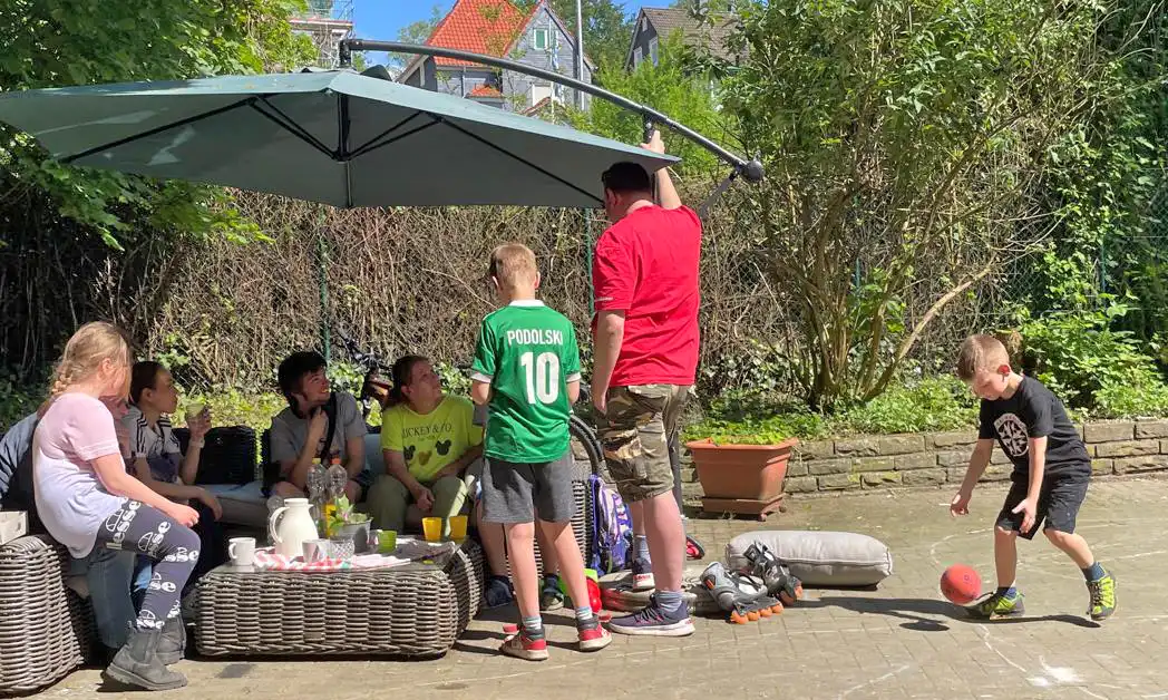 Grillen für Kinder und Eltern in der Wohngruppe Bismarckstraße der Evangelischen Jugendhilfe Bergisch Land 01