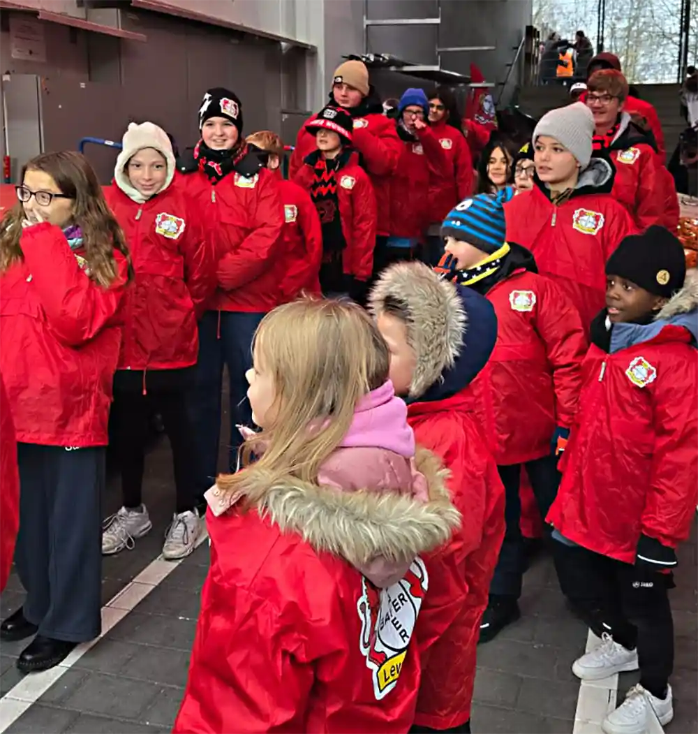 EJBL-Kids als Fahnenschwenker für Bayer 04 Leverkusen 01